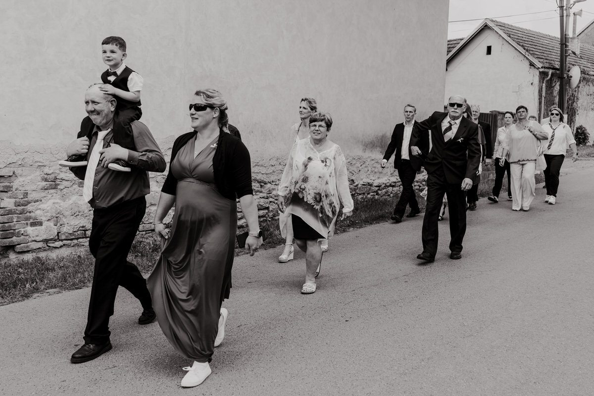 Přesun svatebních hostů na hostinu.
