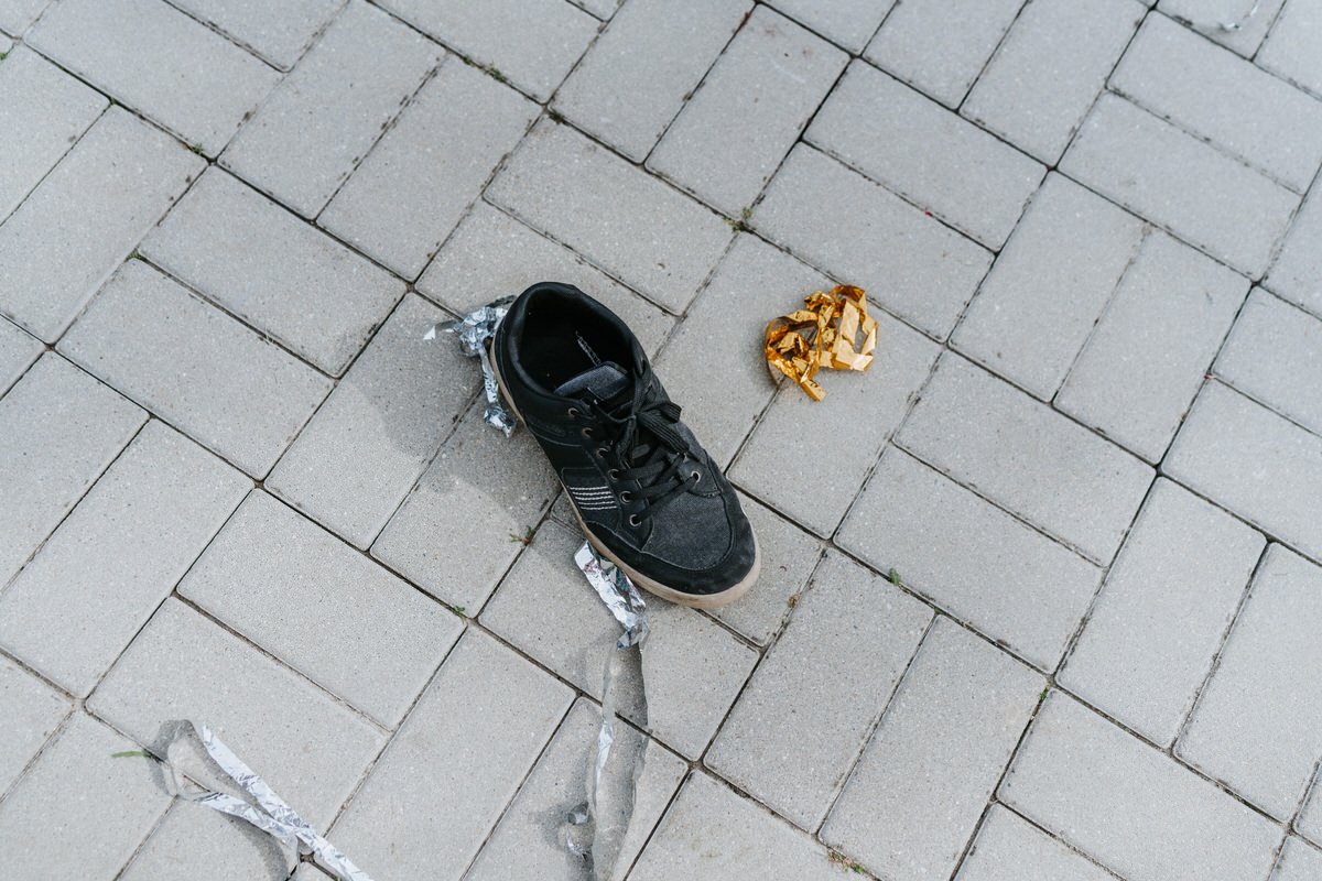 Svatba na zahradě, odhozená bota.