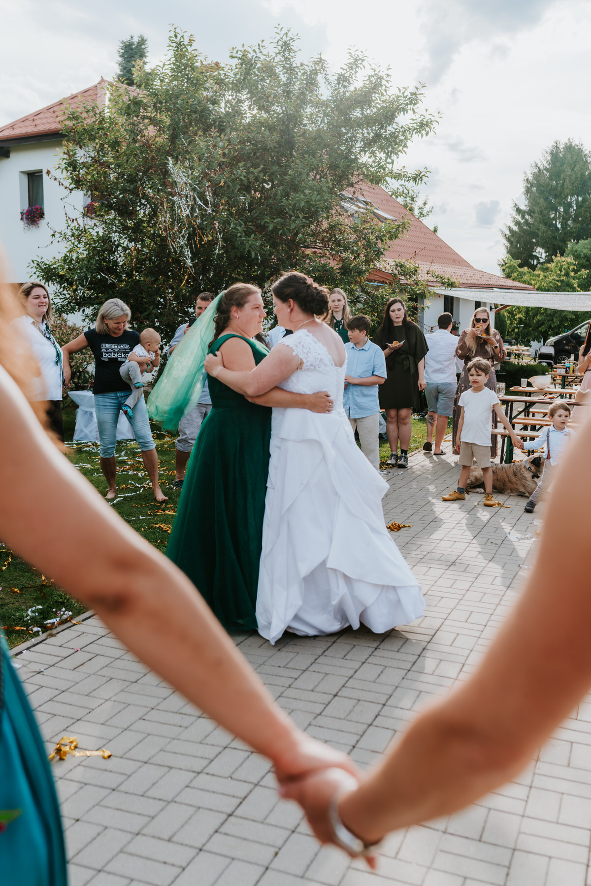 Zahradní lgbtq+ svatba Praha, první tanec novomanželek.