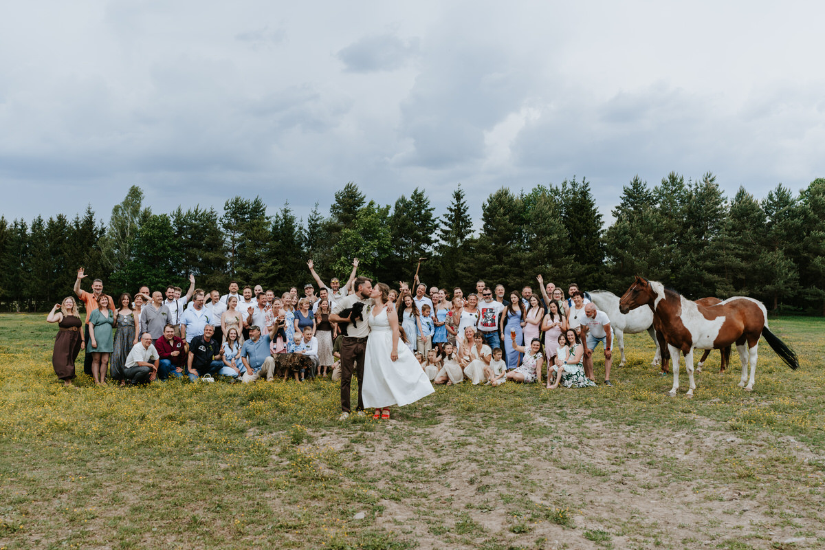 Netradiční svatba Čejkovice, skuoinové foto všech hostů.