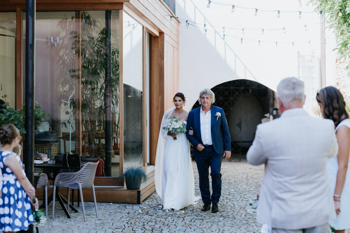 Tatínek vede nevěstu k oltáři, venkovní obřad ve Winebar Chatka.