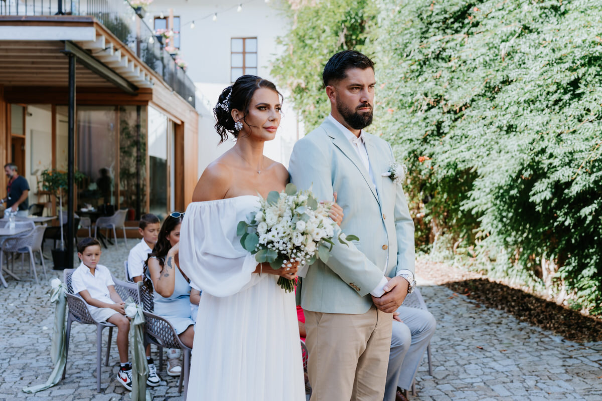 Snoubenci během obřadu ve Winebar Chatka.