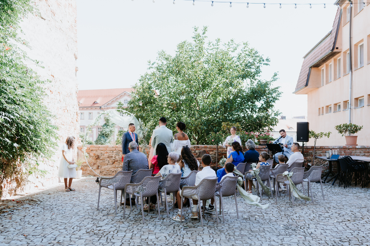 Winebar Chatka, široký záběr letního svatebního obřadu ve zdejších prostorách.