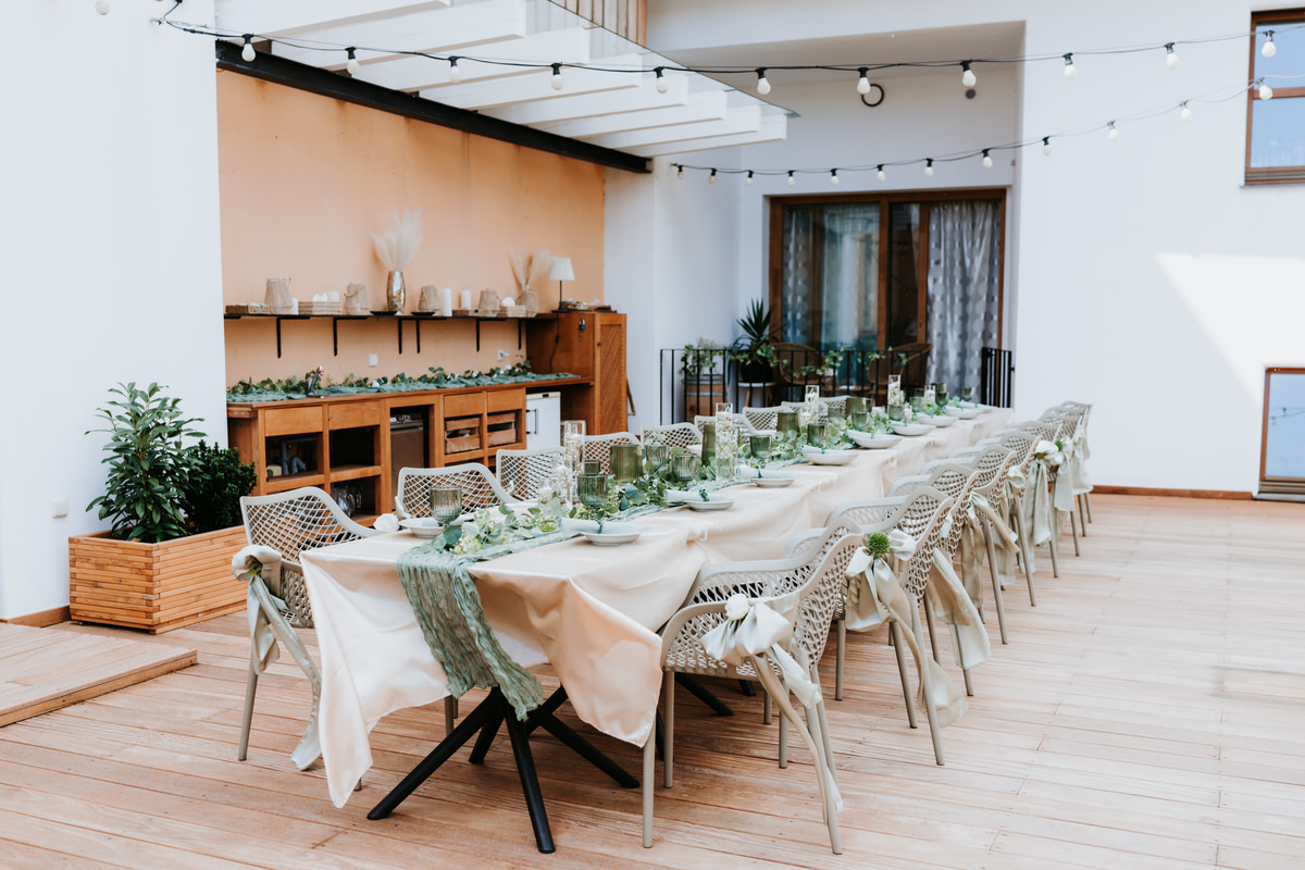 Winebar Chatka, elegantní svatební výzdoba v zelených barvách.